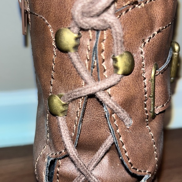 Women’s Lace Up Boots - Picture 5 of 6